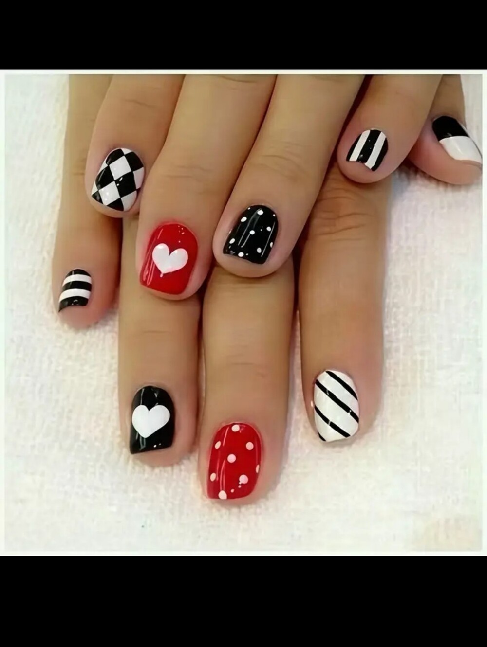 2/16🎈24pcs Red, Black, and White Contrast Color Heart Press-On Nails